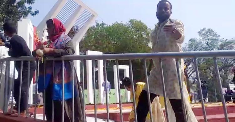 শ্রদ্ধা জানানো ফুল নেওয়ার দৃশ্য ধারণ করায় সাংবাদিককে মারধর