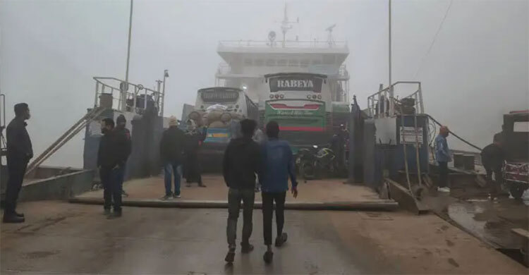 দৌলতদিয়া-পাটুরিয়া নৌরুটে ৫ ঘণ্টা পর ফে‌রি চলাচল স্বাভাবিক