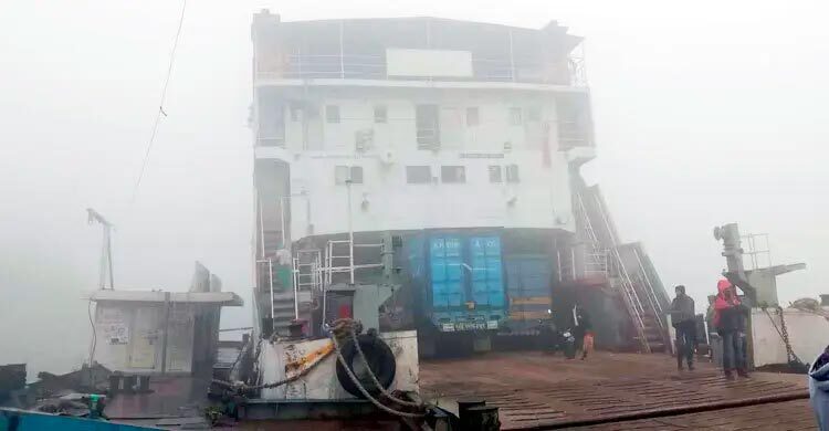 ফাল্গুনের হঠাৎ কুয়াশায় দৌলতদিয়া-পাটুরিয়া নৌরুটে ফেরি চলাচল ব্যাহত