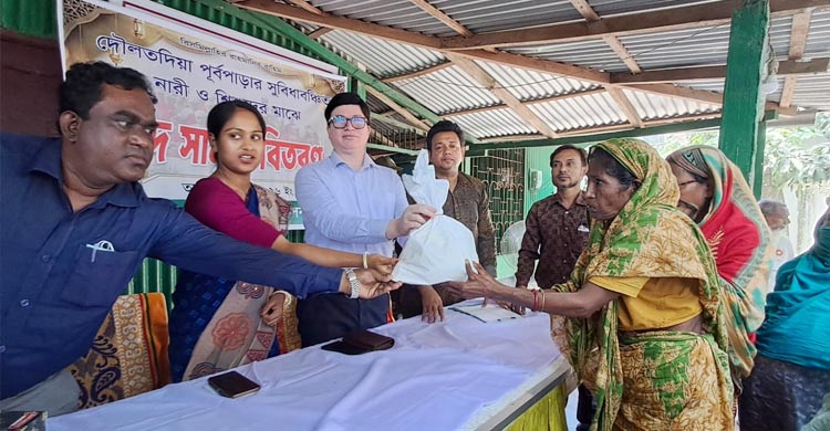 দৌলতদিয়া যৌনপল্লিতে নারী-শিশুদের মাঝে ঈদ সামগ্রী বিতরণ
