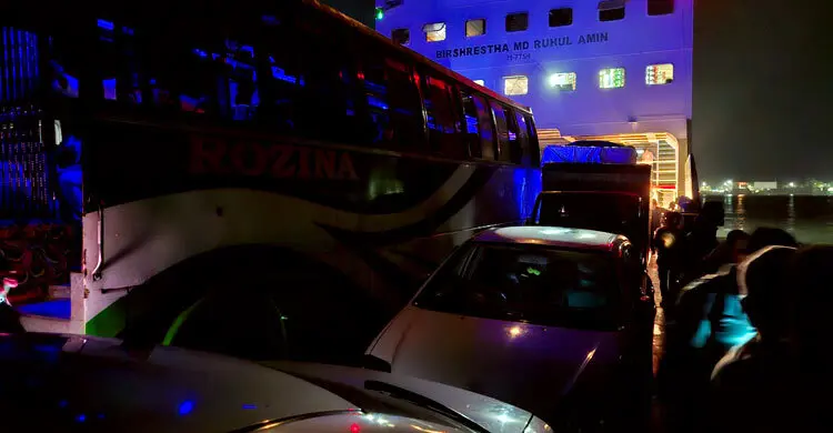 ঝোড়ো হাওয়ায় বন্ধ দৌলতদিয়া-পাটুরিয়া ফেরি চলাচল