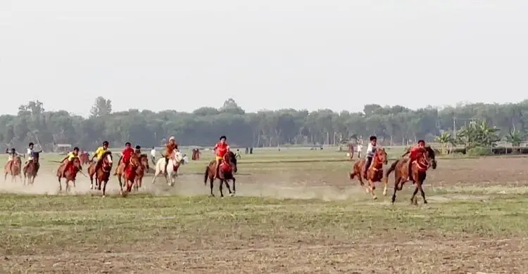 পাংশায় ঐতিহ্যবাহী ঘোড়দৌড় দেখতে দর্শকের ঢল