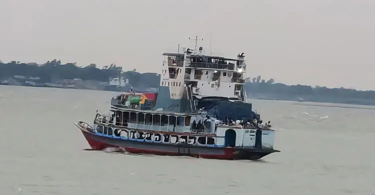 ঝড়ো বাতাস, দৌলত‌দিয়া-পাটু‌রিয়া নৌরুটে ফে‌রি চলাচল বন্ধ