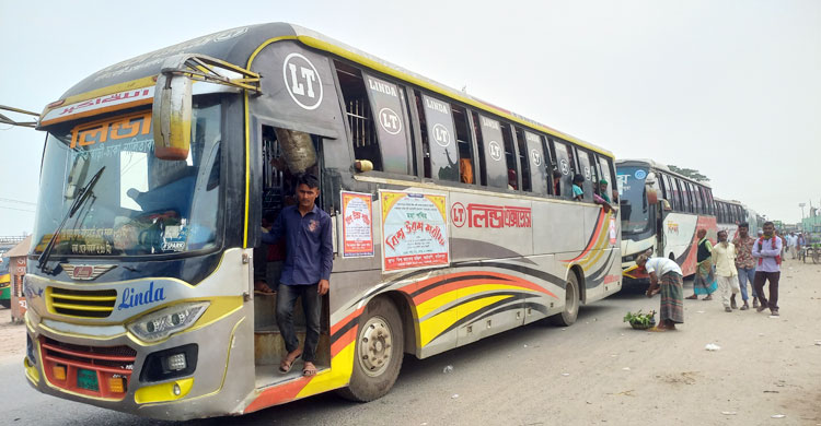 দৌলতদিয়ায় ঘাট পারের অপেক্ষায় শতাধিক যানবাহন