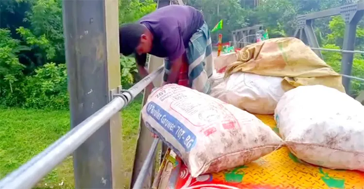 ন্যায্যমূল্য না পেয়ে বস্তাভর্তি পেঁয়াজ নদীতে ফেললেন কৃষক