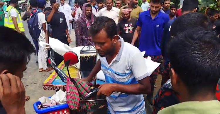 রাজবাড়িতে পশুবাহী ট্রাক উল্টে ২ ব্যবসায়ী নিহত