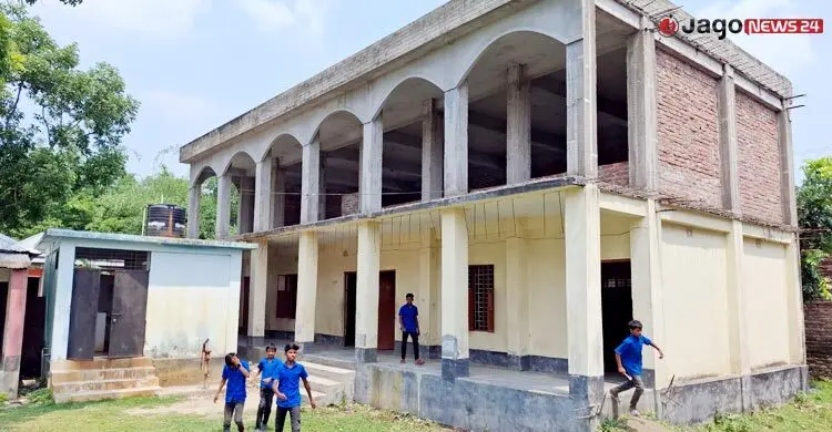 ৩৭ লাখ টাকা ব্যয়ে নির্মিত দ্বিতল ভবনে নেই ওপরে ওঠার সিঁড়ি