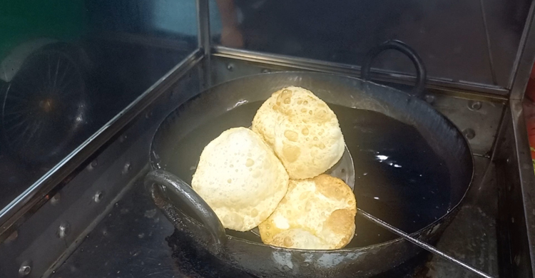 রাজবাড়ীতে বিকেলের নাশতায় শীর্ষে হিরালালের লুচি-সবজি