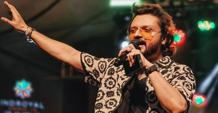 বুক চেপে ধরে মঞ্চেই পড়ে গেলেন অভিনেতা