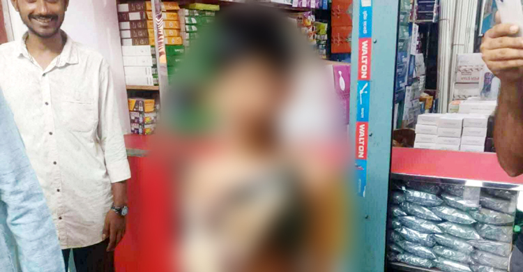 রাজবাড়ীতে শিশুর গলায় জুতার মালা পরানো ছবি ভাইরাল