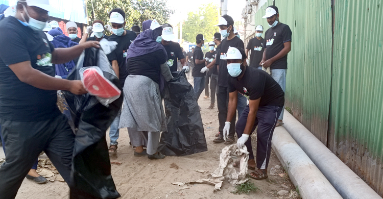 সড়কের দুই পাশ পরিষ্কার করলেন প্রাণের দুই শতাধিক কর্মী