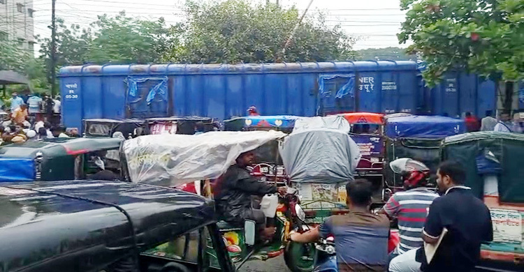 রাজশাহী রেলগেটে আটকা পড়েছে মালবাহী ট্রেন