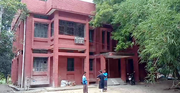 এক ফার্মাসিস্টে চলছে ৭০ হাজার মানুষের চিকিৎসা