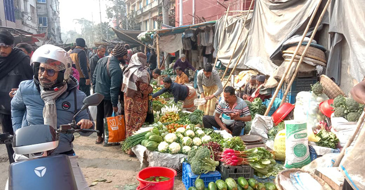 রাজশাহীতে শৈত্যপ্রবাহের অজুহাতে বাড়লো সবজির দাম, পেঁয়াজে স্বস্তি