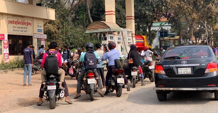 রাজশাহীতে পুলিশ পাহারায় তেল বিক্রি, দীর্ঘ লাইনে ভোগান্তি