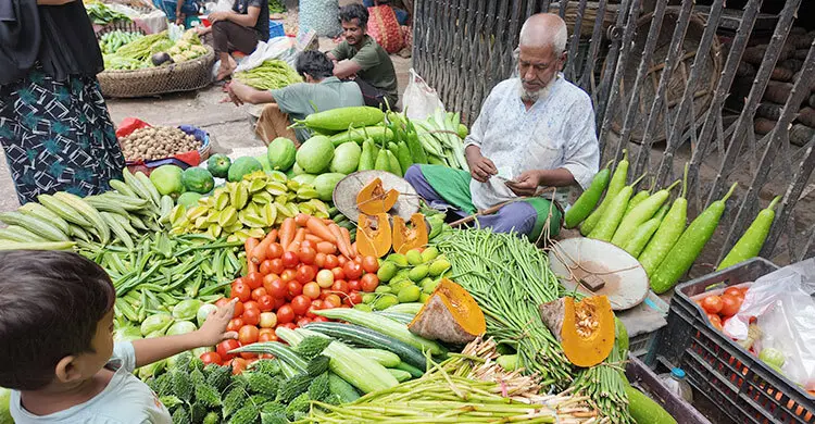 রাজশাহীতে ৮০ টাকার নিচে মিলছে না সবজি, কাঁচামরিচ ৩০০ ছুঁইছুঁই