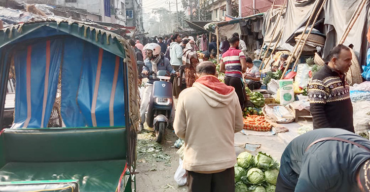 রাজশাহীতে শৈত্যপ্রবাহের অজুহাতে বাড়লো সবজির দাম, পেঁয়াজে স্বস্তি
