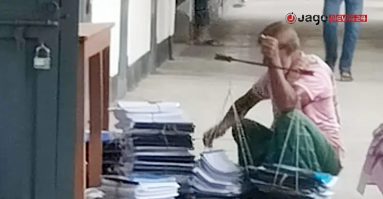 বিশ্ববিদ্যালয়ের অ্যাসাইনমেন্ট খাতার শেষ ঠিকানা ভাঙারির দোকান