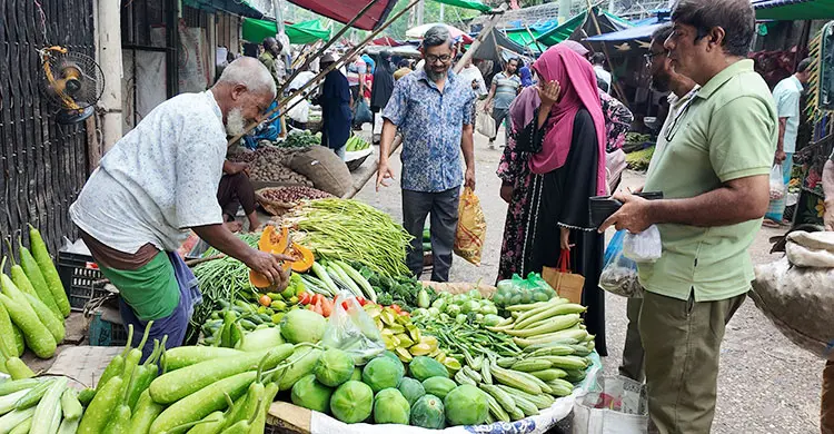 রাজশাহীতে ৮০ টাকার নিচে মিলছে না সবজি, কাঁচামরিচ ৩০০ ছুঁইছুঁই