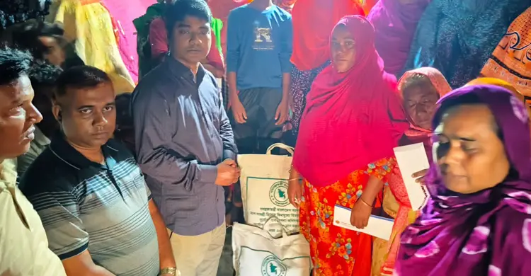 পদ্মায় নিখোঁজ বাবা-ছেলে, শোকাহত পরিবারের পাশে প্রশাসন