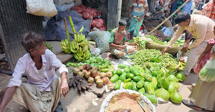 রাজশাহীতে সপ্তাহের ব্যবধানে কমেছে সবজির দাম, চড়া ডিমের বাজার