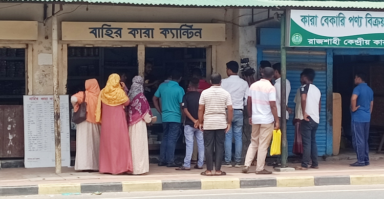 শেষ সাক্ষাতের জন্য কারা ফটকে সামনে জড়ো হচ্ছেন স্বজনরা