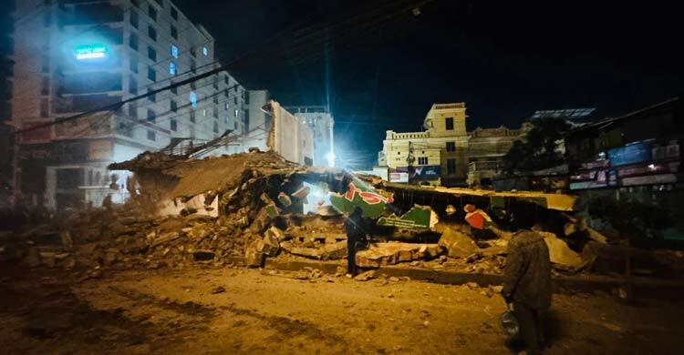 রাজশাহীতে গুঁড়িয়ে দেওয়া হলো আওয়ামী লীগের কার্যালয়