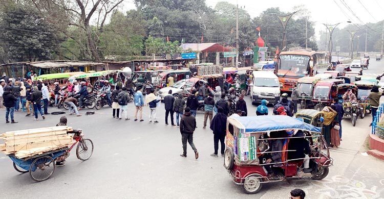 ওসমান হাদি হত্যার বিচারের দাবিতে রাজশাহীতে মহাসড়ক অবরোধ