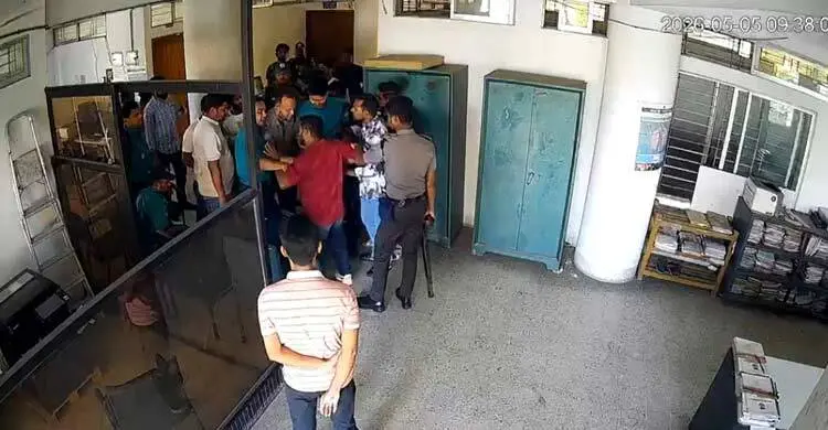 রাজশাহীতে পুলিশের সামনেই টেন্ডার বাক্স ছিনতাই