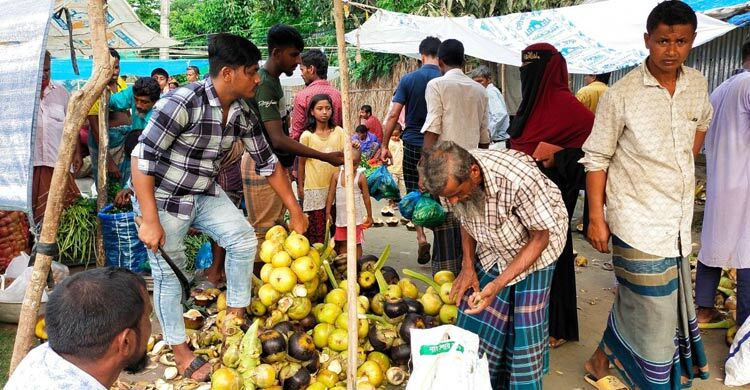 রাজশাহীতে তীব্র দাবদাহে চাহিদা বাড়ছে তালশাঁসের