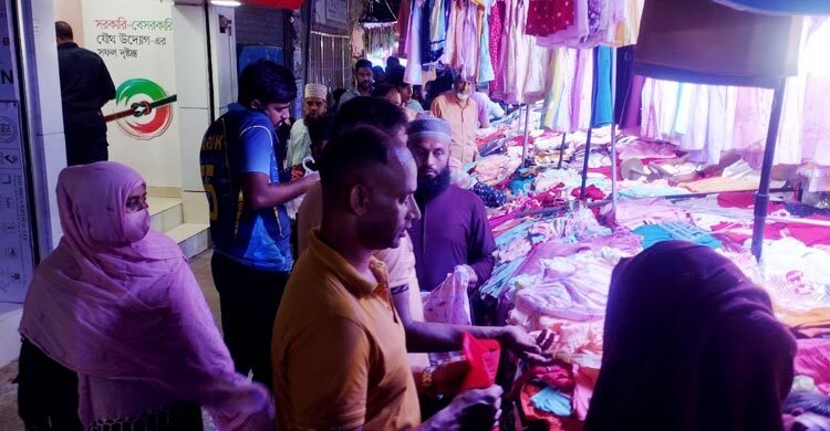 রাজশাহীর ফুটপাতে জমে উঠেছে ঈদের কেনাকাটা