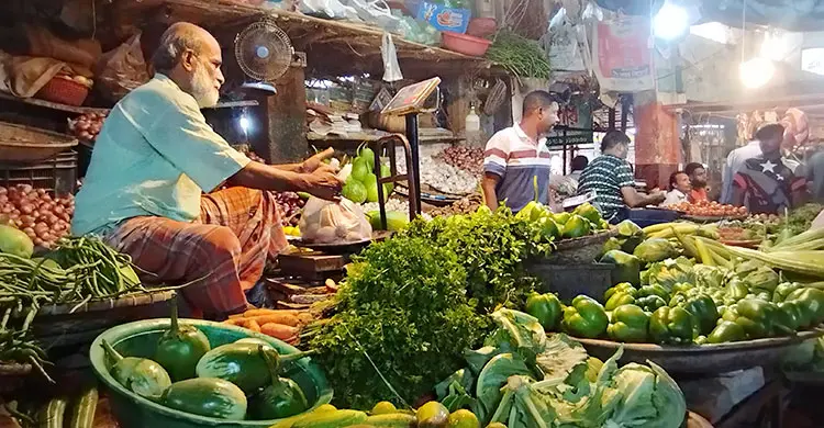 ডিম-মুরগির দাম কমলেও বেড়েছে আলু-পেঁয়াজের দাম
