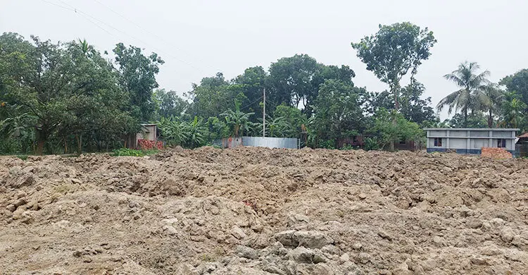 রাজশাহীর দুর্গাপুর স্কুলমাঠ ভরাটের অভিযোগ