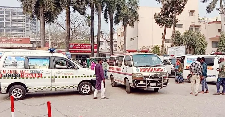 রামেকে অ্যাম্বুলেন্স সিন্ডিকেট: ব্যবসায় জিম্মি স্বজনের শোক