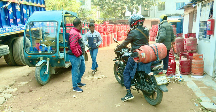 রাজশাহীতে এলপিজি সংকটে বন্ধ হচ্ছে হোটেল-রেস্তোরাঁ