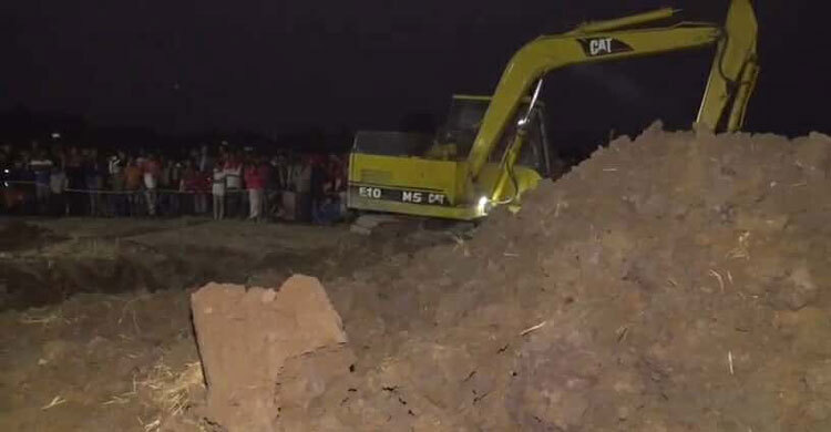 শিশুটি জীবিত আছে বলে ধারণা, ভেকু দিয়ে উদ্ধারের চেষ্টা