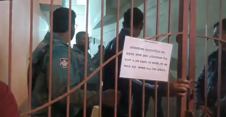 মেঝেতে স্ত্রীর মরদেহ, বিছানায় পড়ে ছিলেন আহত সাংবাদিক