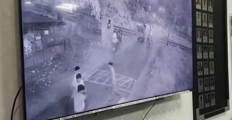 ধূমপানে নিষেধ করায় বহিরাগত এনে সিনিয়রকে মারধর