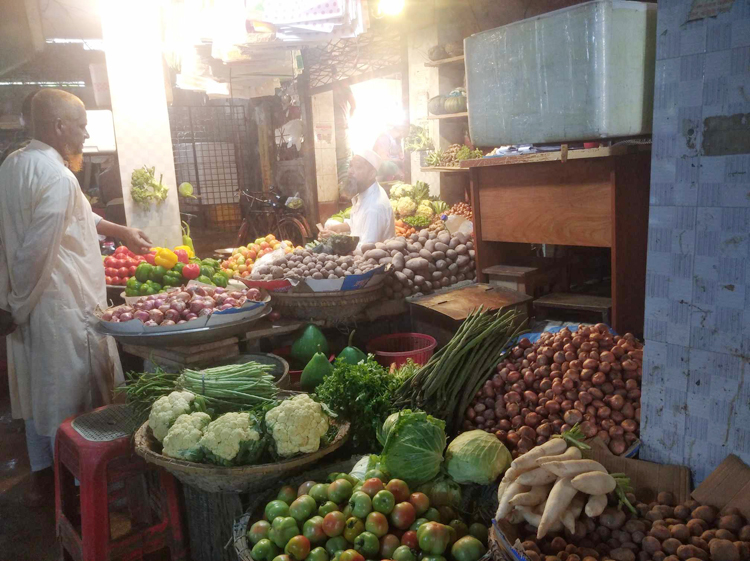 রাজশাহীতে বেড়েছে সবজি-মাছ-চিনি-ডালের দাম