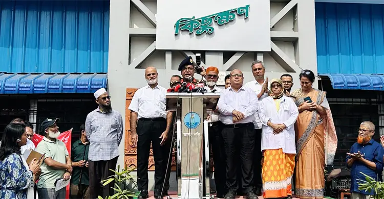  এইচএসসির ফলাফল ঘোষণা করেন রাজউক উত্তরা মডেল কলেজের অধ্যক্ষ ব্রিগেডিয়ার জেনারেল মোহাম্মদ আলী রেজা, ছবি: জাগো নিউজ