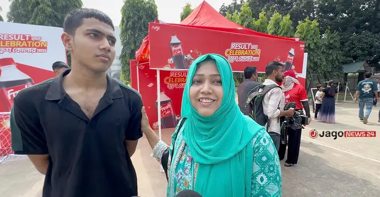 রাজউক উত্তরা মডেল কলেজে সামজিদ ও তার মা মৌরিন আহসান জেবা, ছবি: জাগো নিউজ
