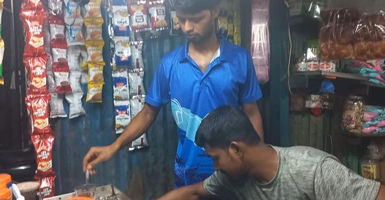 রাকিবের দোকানে মেলে মাল্টা-তেঁতুল-খেজুর গুড়ের চা, স্বাদেও অসাধারণ 