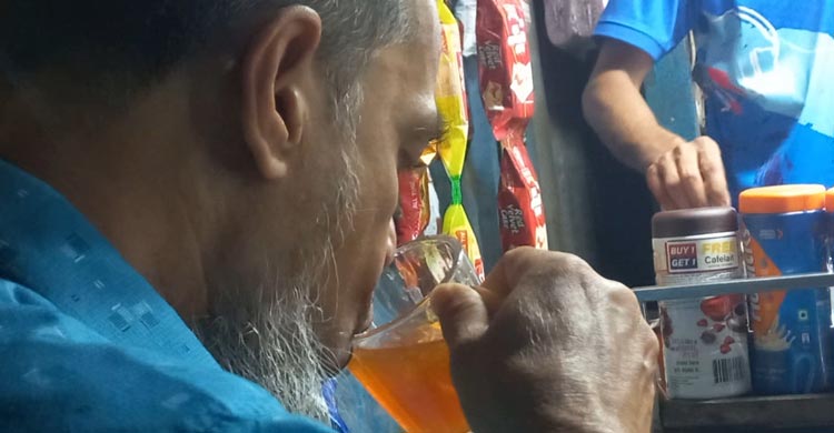 রাকিবের দোকানে মেলে মাল্টা-তেঁতুল-খেজুর গুড়ের চা, স্বাদেও অসাধারণ 