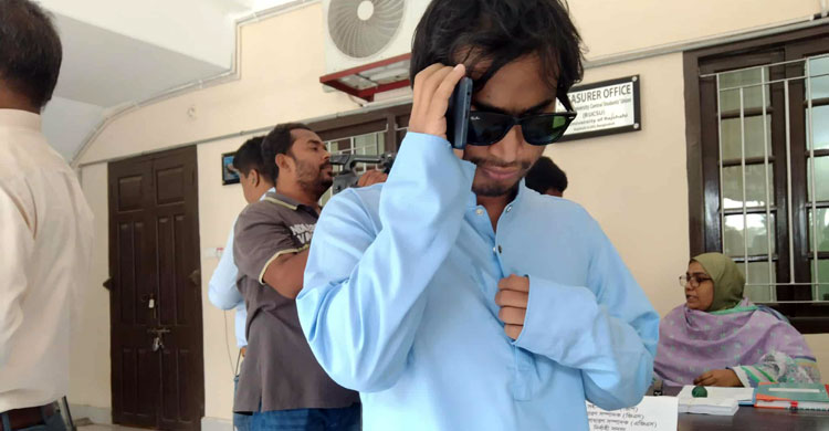 রাকসুর নির্বাচনে লড়ছেন দৃষ্টিপ্রতিবন্ধী শিক্ষার্থী নাঈম