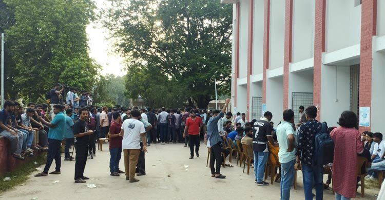 রাবিতে নির্বাচন কমিশনের দুপাশে শিবির-ছাত্রদলের অবস্থান