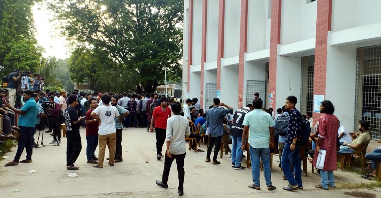 রাবিতে নির্বাচন কমিশনের দুপাশে শিবির-ছাত্রদলের অবস্থান