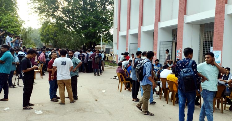 রাবিতে নির্বাচন কমিশনের দুপাশে শিবির-ছাত্রদলের অবস্থান