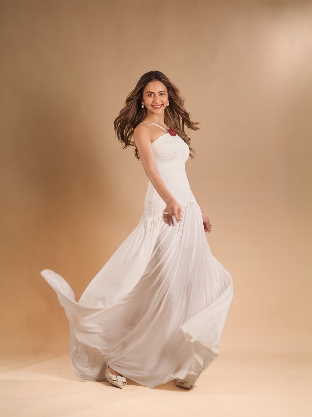 শ্বেতশুভ্র মায়ায় স্নিগ্ধ রাকুল প্রীত