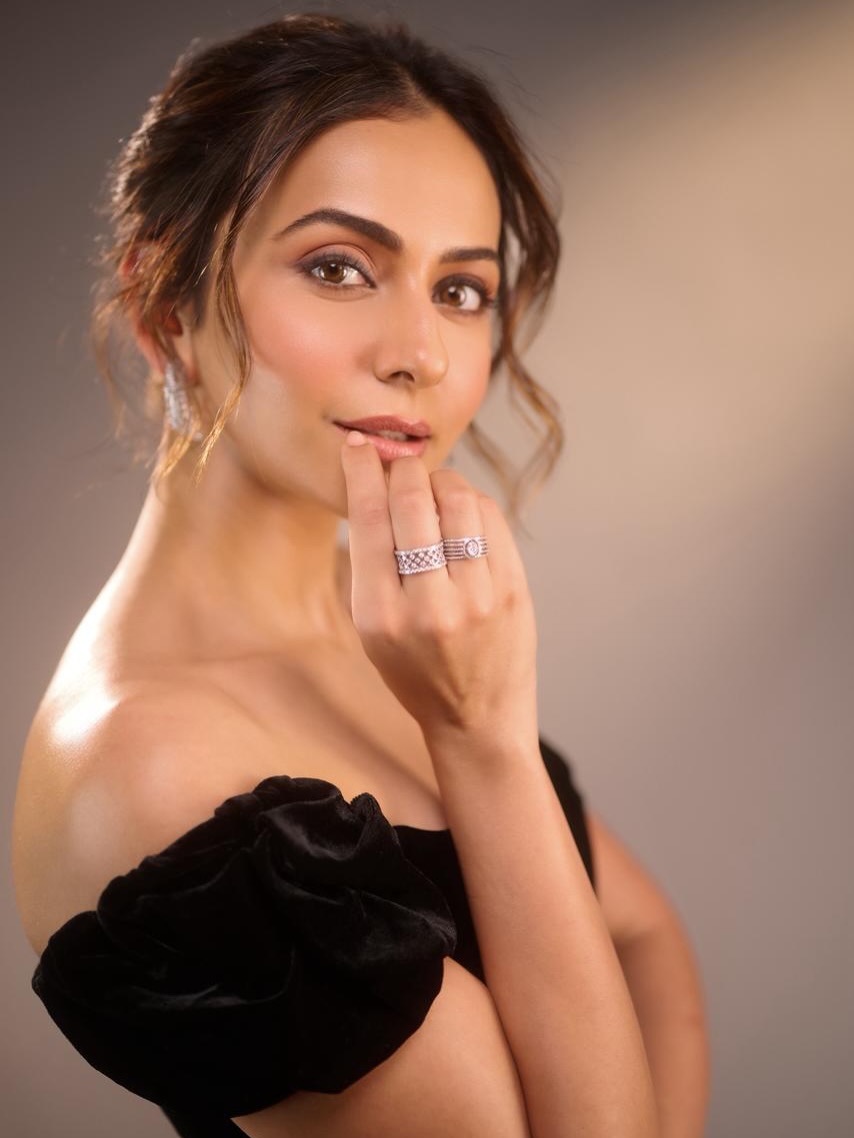 কালো-লালে রাকুলের রাজকীয় রূপ