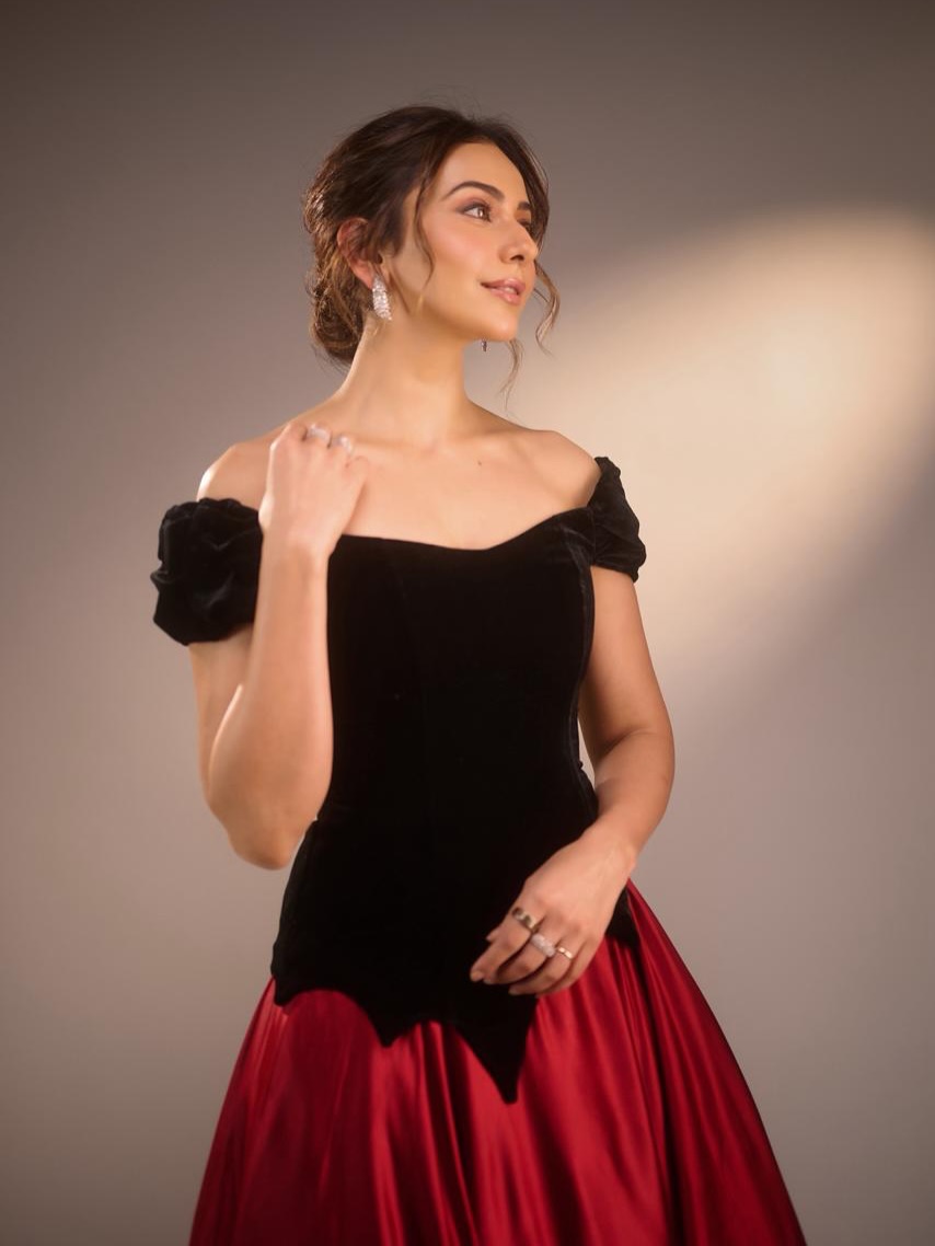 কালো-লালে রাকুলের রাজকীয় রূপ